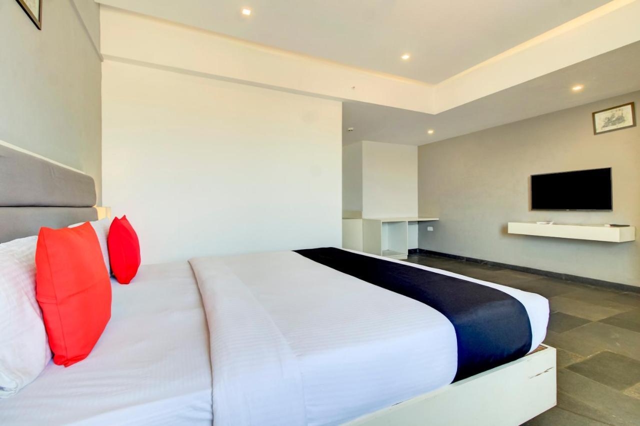 Capital O 77219 Hotel Dwarwata Dharwad Eksteriør bilde