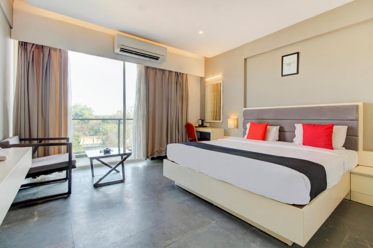 Capital O 77219 Hotel Dwarwata Dharwad Eksteriør bilde
